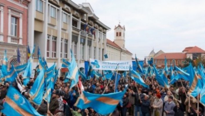 Mii de oameni au manifestat la Budapesta şi Târgu Mureş pentru autonomia Ţinutului Secuiesc